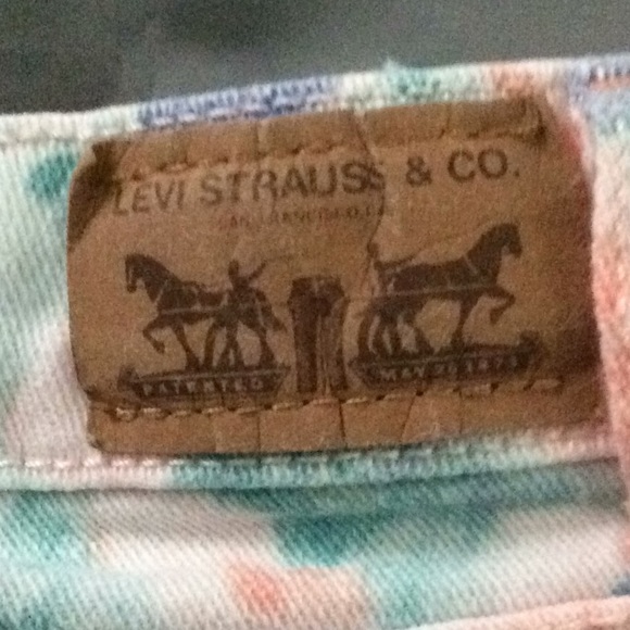 Little Girl’s Levi’s Bermuda Shorts - Picture 3 of 6
